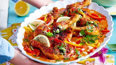 Paprika-Keulen mit Schmand-Nockerln Rezept - Foto: LECKER @ Bauer Media Group
