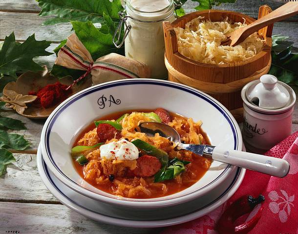 Paprika-Kraut-Suppe mit Krakauer Rezept Paprika-Kraut-Suppe mit Krakauer Rezept
