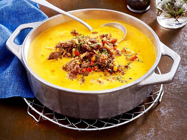 Paprika-Möhrensuppe mit Hackgröstl Rezept