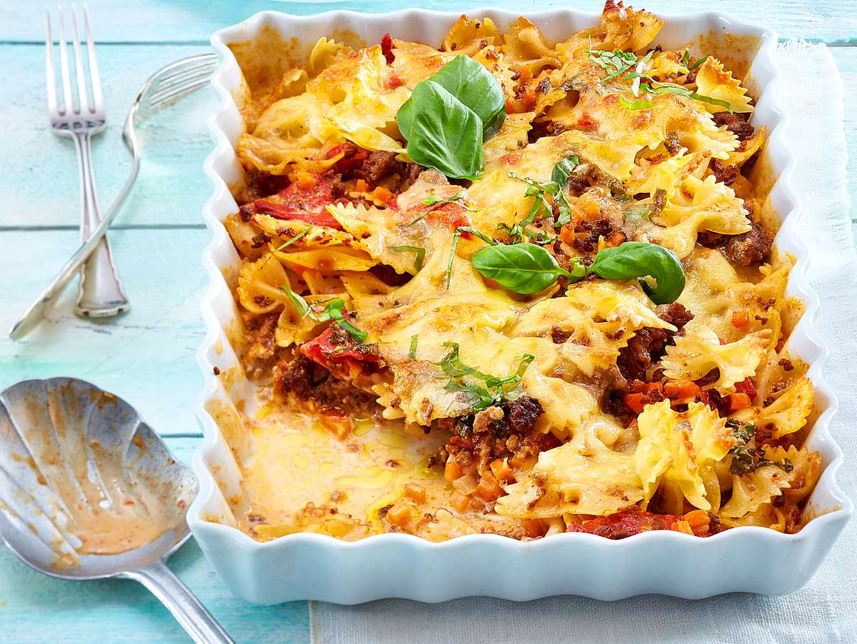 Paprika-Nudel-Gratin mit Hacksoße Rezept