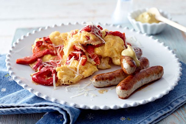 Paprika-Parmesan-Rührei mit Bratwürstchen Rezept Paprika-Parmesan-Rührei mit Bratwürstchen Rezept