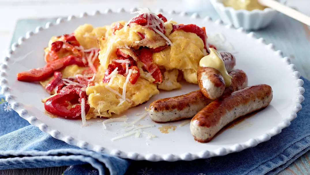 Paprika-Parmesan-Rührei mit Bratwürstchen Rezept - Foto: LECKER @ Bauer Media Group Paprika-Parmesan-Rührei mit Bratwürstchen Rezept - Foto: LECKER @ Bauer Media Group