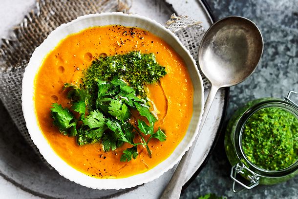 Paprika-Powersuppe mit Korianderpesto Rezept Paprika-Powersuppe mit Korianderpesto Rezept