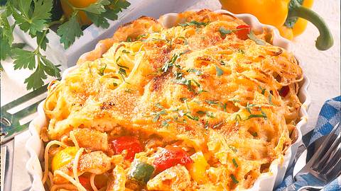 Paprika-Puten-Ragout mit Nudelkruste Rezept - Foto: House of Food / Bauer Food Experts KG