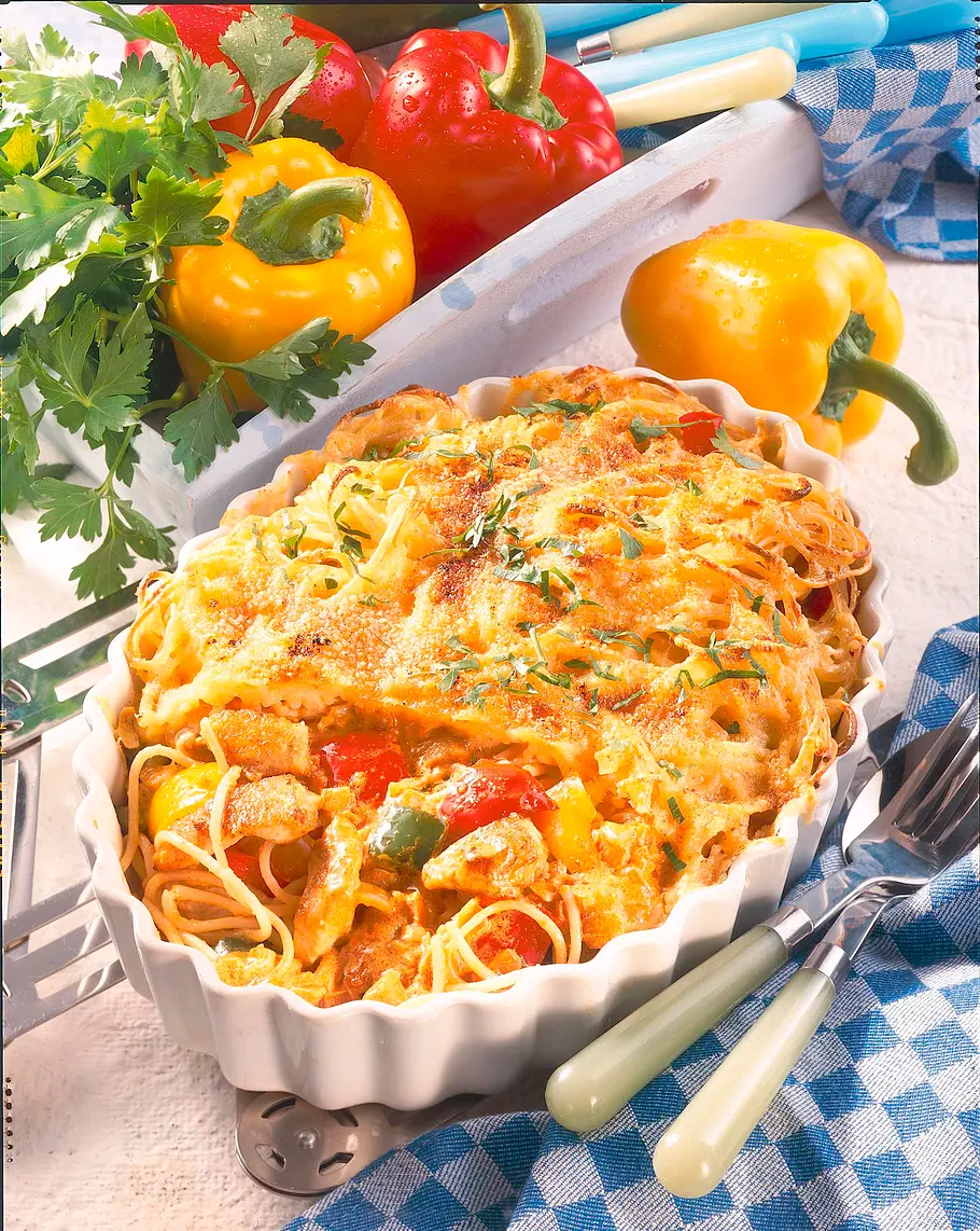 Paprika-Puten-Ragout mit Nudelkruste Rezept Paprika-Puten-Ragout mit Nudelkruste Rezept