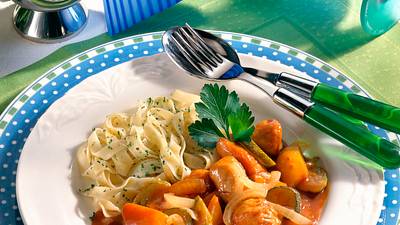 Paprika-Putengulasch mit Nudeln Rezept - Foto: LECKER @ Bauer Media Group