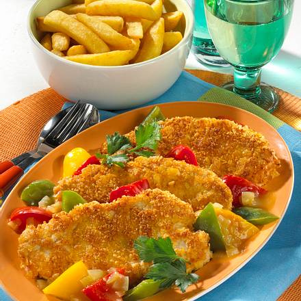 Paprika-Putenschnitzel mit Chips-Panade Rezept Paprika-Putenschnitzel mit Chips-Panade Rezept