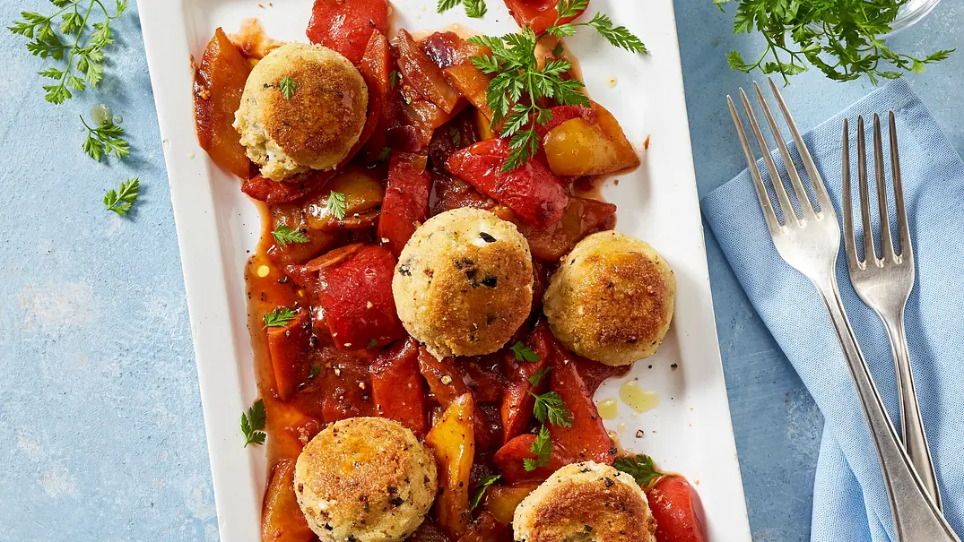 Paprika Ragout mit Feta-Frikadellen Rezept - Foto: LECKER @ Bauer Media Group