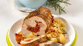 Paprika-Rollbraten auf Kraut Rezept - Foto: LECKER @ Bauer Media Group Paprika-Rollbraten auf Kraut Rezept - Foto: LECKER @ Bauer Media Group