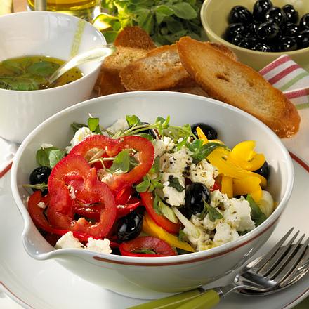 Paprika-Salat mit Schafskäse Rezept
