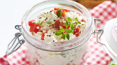 Ein Einmachglas voll mit selbst gemachtem Paprika-Sachafskäse-Aufstrich. Getoppt mit Paprika-Stücken und Kresse - Foto: LECKER @ Bauer Media Group