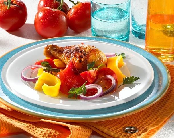 Paprika-Tomatensalat mit Hähnchenkeulen Rezept