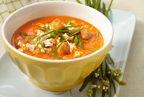Paprika-Tomatensuppe mit Fetakäse und Croûtons Rezept Paprika-Tomatensuppe mit Fetakäse und Croûtons Rezept