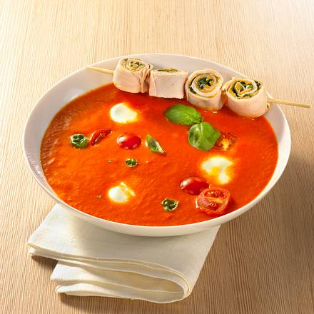 Paprika-Tomatensuppe mit Putenbrustspießen Rezept Paprika-Tomatensuppe mit Putenbrustspießen Rezept