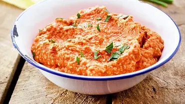 Paprika-Walnuss-Aufstrich Rezept - Foto: LECKER @ Bauer Media Group Paprika-Walnuss-Aufstrich Rezept - Foto: LECKER @ Bauer Media Group