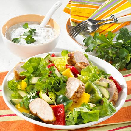 Paprika-Zucchini-Salat mit Hähnchenfilet Rezept