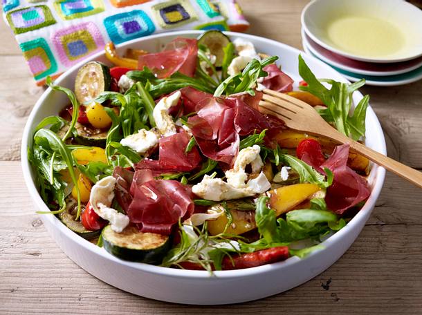 Paprika-Zucchini-Salat mit Mozzarella und Bündner Fleisch Rezept Paprika-Zucchini-Salat mit Mozzarella und Bündner Fleisch Rezept