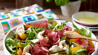 Paprika-Zucchini-Salat mit Mozzarella und Bündner Fleisch Rezept - Foto: LECKER @ Bauer Media Group