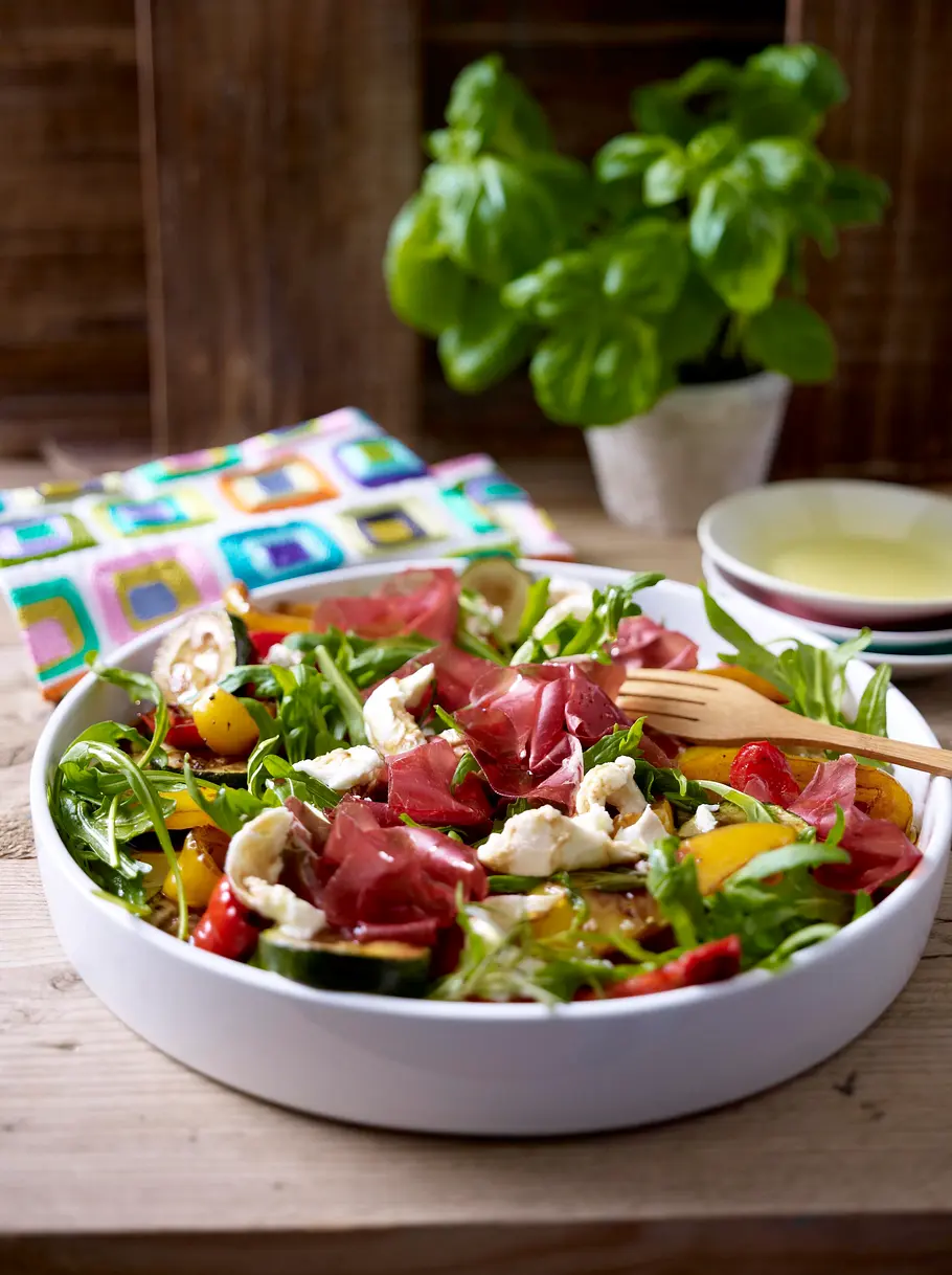 Paprika-Zucchini-Salat mit Mozzarella und Bündner Fleisch Rezept Paprika-Zucchini-Salat mit Mozzarella und Bündner Fleisch Rezept