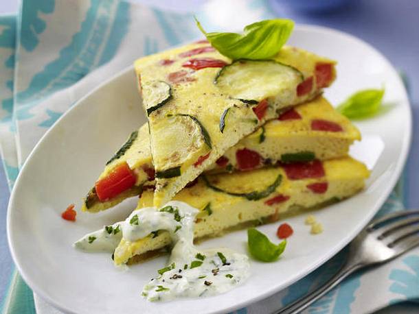 Paprika-Zucchini-Tortilla mit Kräuterquark Rezept
