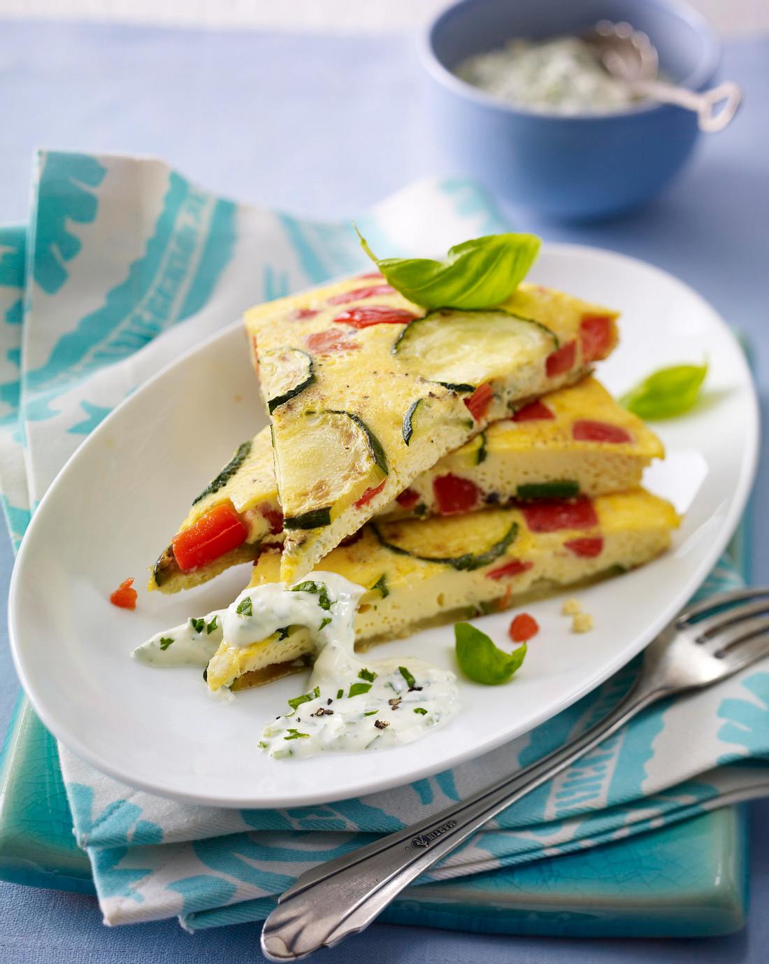 Paprika-Zucchini-Tortilla mit Kräuterquark Rezept