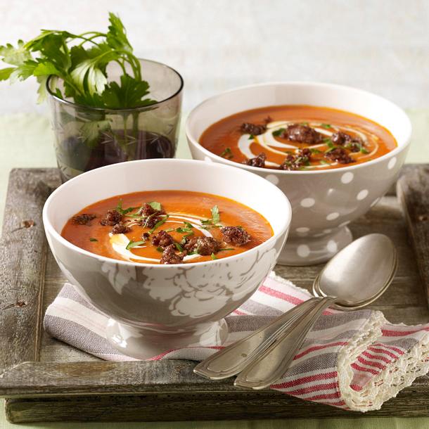 Paprikacremesuppe mit gerösteten Hackflöckchen Rezept Paprikacremesuppe mit gerösteten Hackflöckchen Rezept
