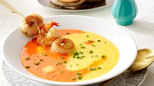 Paprikacremesuppe mit Scampi-Jakobsmuschel-Spieß Rezept - Foto: House of Food / Bauer Food Experts KG