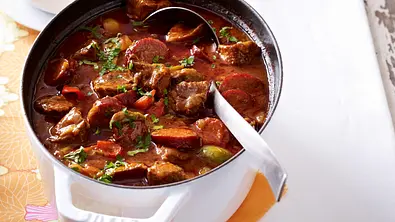 Paprikagulasch mit Kabanossi Rezept - Foto: LECKER @ Bauer Media Group