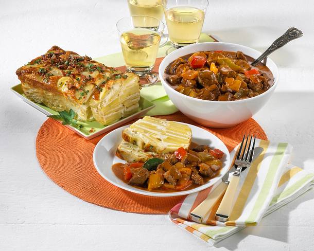 Paprikagulasch mit Kartoffelkuchen Rezept Paprikagulasch mit Kartoffelkuchen Rezept