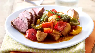Paprikapfanne mit Schweinefilet Rezept - Foto: LECKER @ Bauer Media Group