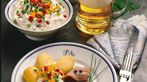 Paprikaquark zu Pellkartoffeln und Heringsfilets Rezept - Foto: Horn