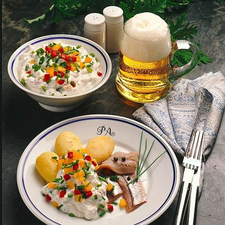 Paprikaquark zu Pellkartoffeln und Heringsfilets Rezept Paprikaquark zu Pellkartoffeln und Heringsfilets Rezept
