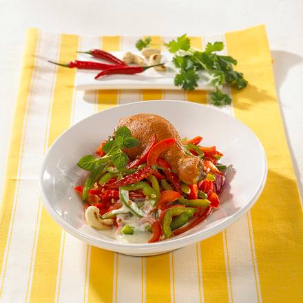 Paprikasalat mit Hähnchenkeulen Rezept Paprikasalat mit Hähnchenkeulen Rezept