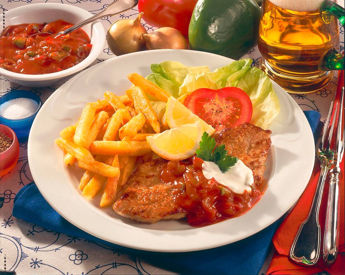 Paprikaschnitzel mit Pommes frites Rezept | LECKER