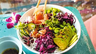 Paradiesisch gefüllte Poké-Bowl Rezept - Foto: LECKER @ Bauer Media Group Paradiesisch gefüllte Poké-Bowl Rezept - Foto: LECKER @ Bauer Media Group