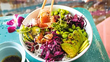 Paradiesisch gefüllte Poké-Bowl Rezept - Foto: LECKER @ Bauer Media Group Paradiesisch gefüllte Poké-Bowl Rezept - Foto: LECKER @ Bauer Media Group