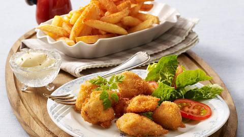 Parmesan-Chicken-Nuggets mit Aioli-Dip und Pommes Rezept - Foto: Först, Thomas