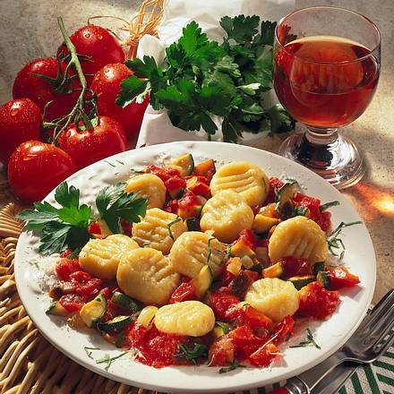 Parmesan-Gnocchi auf Gemüse Rezept Parmesan-Gnocchi auf Gemüse Rezept