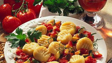 Parmesan-Gnocchi auf Gemüse Rezept - Foto: LECKER @ Bauer Media Group