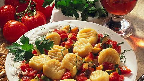 Parmesan-Gnocchi auf Gemüse Rezept - Foto: House of Food / Bauer Food Experts KG