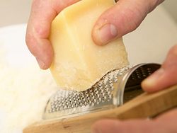 Parmesan reiben - Foto: House of Food / Bauer Food Experts KG