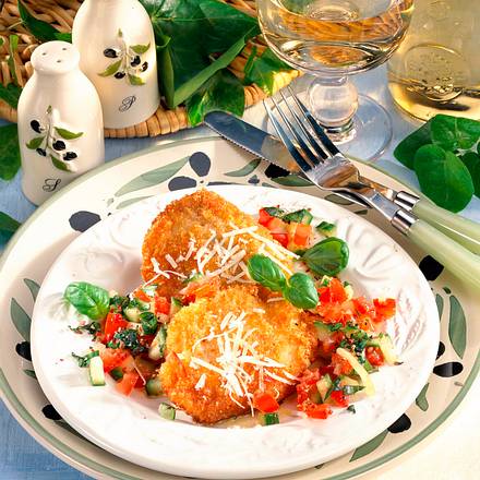 Parmesan-Schnitzel auf Salat Rezept Parmesan-Schnitzel auf Salat Rezept