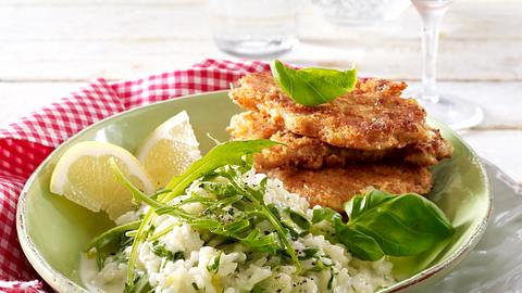 Parmesan-Schnitzelchen zu Rucola-Risotto Rezept - Foto: House of Food / Bauer Food Experts KG