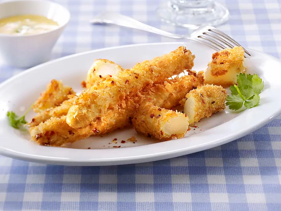 Knusper-Spargel aus dem Airfryer Rezept Weißer Spargel in knuspriger Parmesan-Hülle auf einem Teller