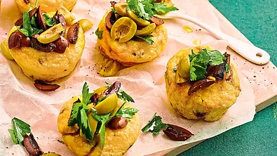 Parmesanmuffins mit Olivengremolata Rezept - Foto: LECKER @ Bauer Media Group