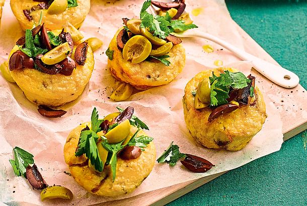 Parmesanmuffins mit Olivengremolata Rezept Parmesanmuffins mit Olivengremolata Rezept