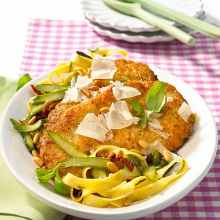Parmesanschnitzel zu Spargel-Nudeln Rezept Parmesanschnitzel zu Spargel-Nudeln Rezept
