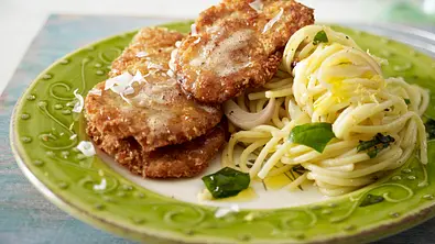 Parmesanschnitzel zu Zitronenspaghetti Rezept - Foto: LECKER @ Bauer Media Group