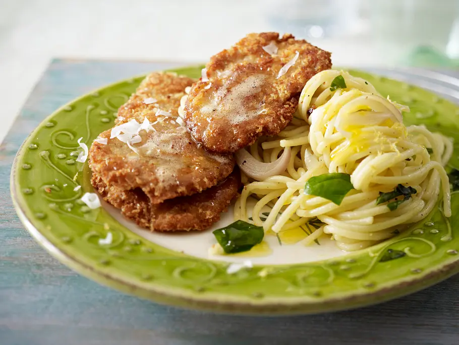 Parmesanschnitzel zu Zitronenspaghetti Rezept Parmesanschnitzel zu Zitronenspaghetti Rezept