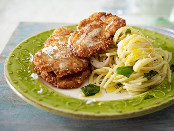 Parmesanschnitzel zu Zitronenspaghetti Rezept Parmesanschnitzel zu Zitronenspaghetti Rezept
